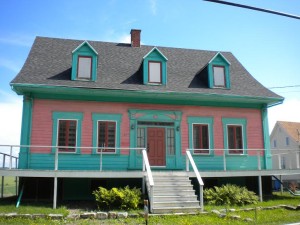 Po celém Quebecu byly takhle barevné vyvýšené domy.